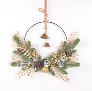 Weihnachtskranz Kerzenhalter Detail mit Tannennadeln Zapfen und goldenen Weihnachtskugeln.