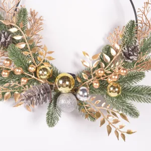 Weihnachtskranz Dekoration mit Tannennadeln goldenen Blättern Zapfen für Festtagsdeko