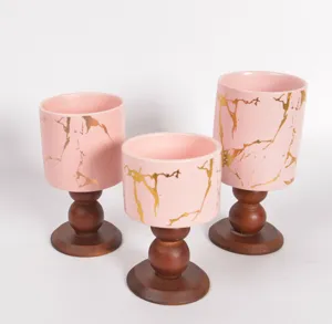 Set portacandela in ceramica rosa con base in legno, calice alto marmo vintage per arredamento.