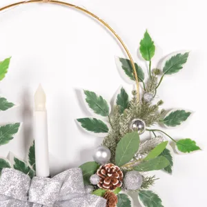 Détail en gros plan de la couronne de bougie de Noël avec pommes de pin et nœud argenté.