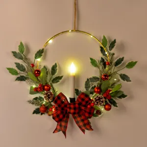 Couronne de bougie en fer de Noël avec feuilles artificielles baies rouges et nœud écossais déco