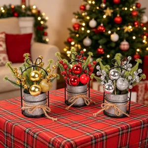 Weihnachts-Desktop-Topfpflanzen, verzinkter Eimer mit Tannenzweigen, Tisch-Feiertagsdeko.