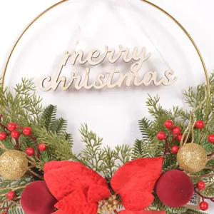 Exklusive rot-goldene Weihnachtskranz Hängedekoration mit Beeren und Blättern für die Haustür.