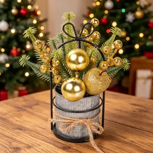 Weihnachten Metall Eimer Tischtop Topfpflanze mit künstlichen Tannenzweigen und Goldkugeln.