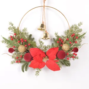 Detailansicht des Weihnachtskranzes mit rotem Weihnachtsstern, goldenen Glocken und Kugeln.