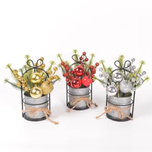Weihnachten Tisch Topf Pflanze Ornament künstliche Kiefer Zweige Beeren Detailansicht