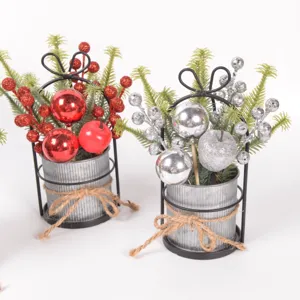 Weihnachten verzinkter Eimer Tisch Topfpflanze mit künstlichen Tannenzweigen und Beeren.