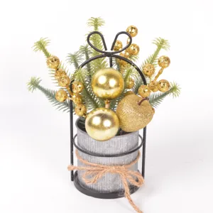 Weihnachten Metall Eimer Desktop Topfpflanze mit künstlichen Tannenzweigen und goldenen Beeren.