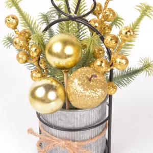 Weihnachts Mini Topfpflanze mit verzinktem Eimer, Tannenzweigen, Goldbeeren und Deko.