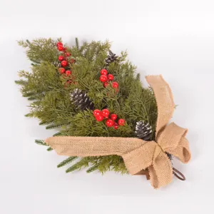 Künstlicher Weihnachts Tannenzweig Hängend mit Zapfen roten Beeren und Jute Schleife Deko.