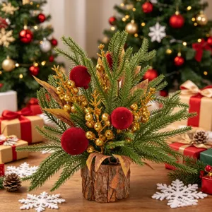 Weihnachts Tischdekoration Bonsai mit künstlichen Tannenzweigen, roten Beeren und Holztopf.