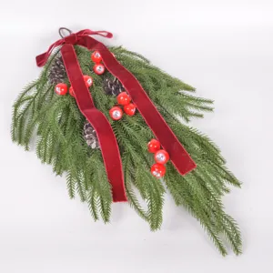 Détail de guirlande de Noël en forme de larme, aiguilles de pin avec ruban de velours.