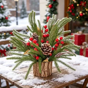 Weihnachts künstliche Kiefer Bonsai Detail, Kiefernnadeln, rote Beeren im Rindentopf.
