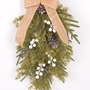 Künstlicher Weihnachts-Tränengirlande Detailansicht, Tannenzweige mit Zapfen und Beeren.