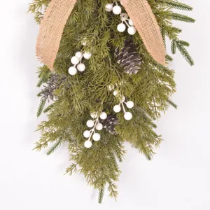 Weihnachts-Tropfen-Pinienkranz Detail, Kunstkiefernzweige, weiße Beeren, Juteschleife.