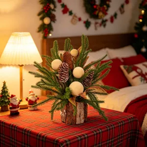 Weihnachtlicher Tisch-Bonsai mit künstlichen Norfolk-Tannennadeln, Zapfen und Rindentopf.