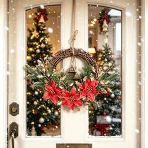 Bella ghirlanda di Natale decorazione con poinsettia rossa rami di pino e campanelle.