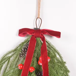 Guirlande de larme de Noël avec nœud en velours rouge, pommes de pin pour décoration.