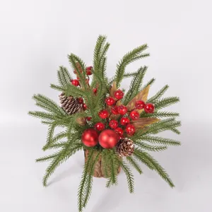 Gedetailleerd uitzicht op kunstpijnboom kerstbessen bonsai tafeldecoratie met schorspot.