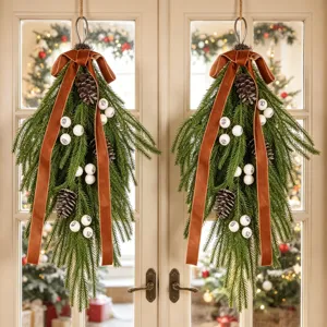 Couronne en Larme de Noël Aiguilles de Pin Artificielles Baies Pommes de Pin avec Nœud en Velou Décoration Suspendue pour Porte