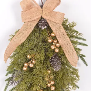 Künstliche Weihnachts Tannenzapfen Deko Zapfen Detailaufnahme goldene Beeren nah.
