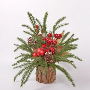 Kerst desktop decoratie bonsai met kunstmatige dennennaalden rode bessen en boombast pot.