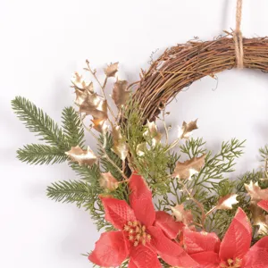 Ghirlanda di Natale dettaglio, aghi di pino artificiali, poinsettia rossa e foglie oro.