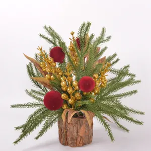 Künstliche Weihnachts-Topfpflanze mit Rindentopf, roten Samtbeeren und goldenem Glitzer.