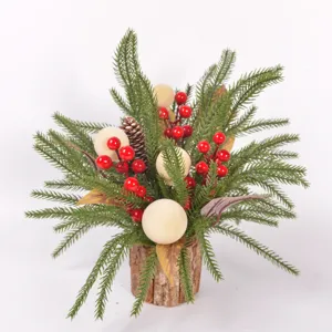 Detailansicht des künstlichen Weihnachts-Kiefernzweig-Bonsai mit roten Beeren im Rindentopf.