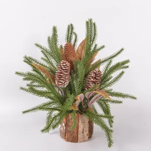 Künstlicher Norfolk-Tannenzweig mit Zapfen im Rindentopf für weihnachtliche Tisch- und Heimdeko.