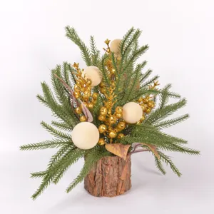 Künstlicher Weihnachts-Pinien-Bonsai mit Rindentopf und goldenen Beeren für Tisch.