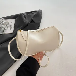 Detailaufnahme der minimalistischen Beigefarbenen Umhängetasche mit feinem PU-Leder.