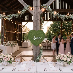 Decorazione sospesa a cuore in muschio stabilizzato con scritta love, dettaglio nozze.