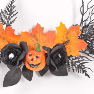 Halloween Kranz Detail mit gruseligen schwarzen Rosen, künstlichen Augen und Kürbis.