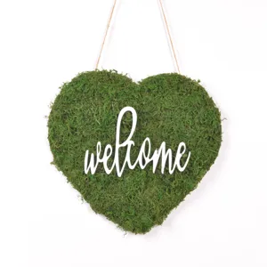 Cartello benvenuto in muschio stabilizzato a forma di cuore, decorazione murale verde rustica.