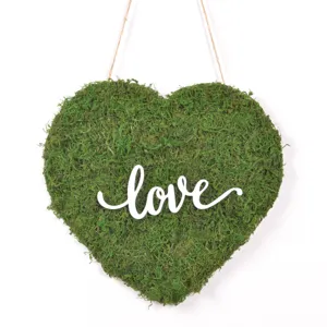 Cartello da appendere in muschio preservato a forma di cuore con scritta love bianca