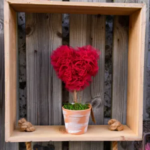 Heart-shaped mesh topiary potted plant, romantic table decor for Valentine's Day.