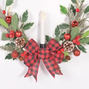 Couronne Noël détail, nœud carreaux, pommes pin artificielles baies, décor bougie fête