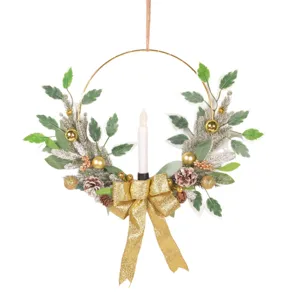 Couronne de bougie de Noël en fer avec nœud doré et pommes de pin pour la maison.