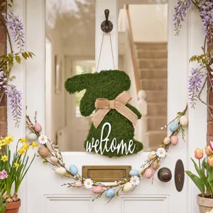 Letrero colgante de conejo de musgo de Pascua con lazo de yute y texto de bienvenida.