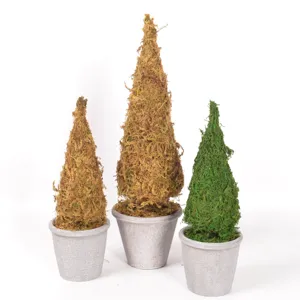 Dettaglio di alberi di Natale in muschio con texture verdi e marroni realistiche.