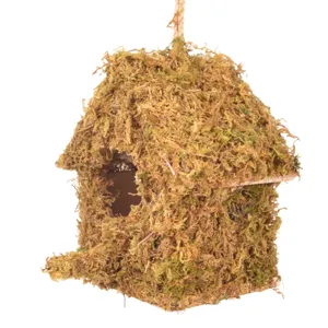 Detailaufnahme des hängenden Moos Vogelhauses aus Holz für den Garten und Hof Dekoration.