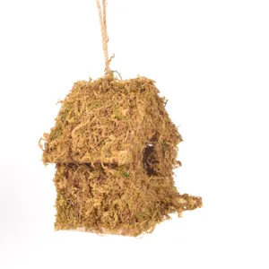 Detailaufnahme des moosbedeckten hängenden Vogelhauses mit natürlicher Textur und Hanfseil.