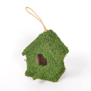 Detailansicht moosbedecktes Holz Vogelhaus, hängende Garten Hof Baum Deko Handwerk.