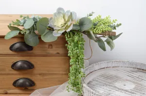 Colgante de pared de madera de eucalipto y suculenta artificial para la sala de estar