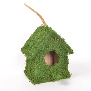 Nahaufnahme eines hängenden Moos-Vogelhauses, natürliche rustikale Gartendeko Dekoobjekt.