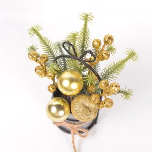 Weihnachtlicher Mini Desktop Tannenbaum im Topf mit goldenen Beeren und Metalleimer.