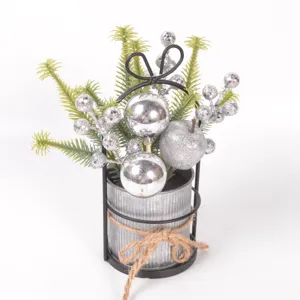 Weihnachts-Tischtopfpflanze Detail, künstliche Tannenzweige und silberne Glitzerbeeren Deko.