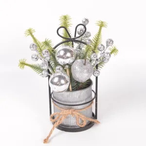 Weihnachts Mini Topfpflanze mit künstlichen Tannenzweigen und silbernen Glitzerbeeren Deko