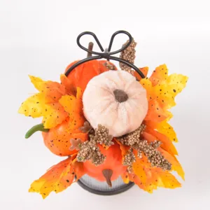 Detalle de decoración artificial de otoño calabaza y hoja de arce para mesa del hogar